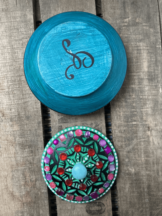 Boite ronde en bois multicolore
