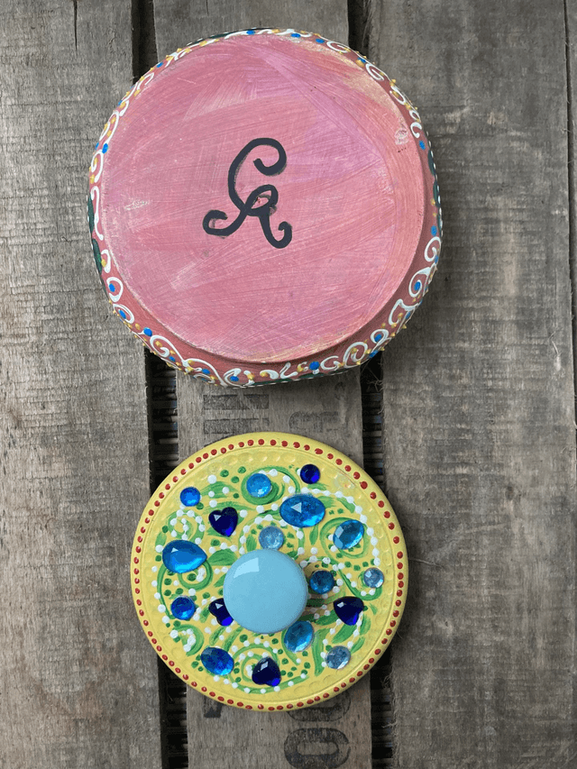 Boite ronde en bois multicolore